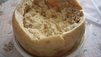 Hidangan busuk biasanya dibuang, tapi di Italia ada keju busuk yang justru jadi santapan. Namanya casu marzu yang terbuat dari keju pecorino yang dihinggapi lalat keju. Foto: Wikipedia