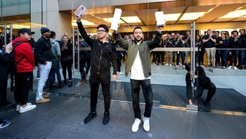 Karena masalah zona waktu, dua pembeli pertama iPhone baru di Australia adalah pemilik pertama handset itu di dunia. Mereka adalah Teddy Lee dan Mazen Kourouche. Foto: Reuters