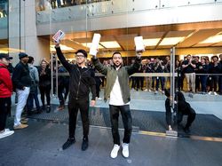 Senyum Merekah Para Pembeli iPhone Pertama Sejagat