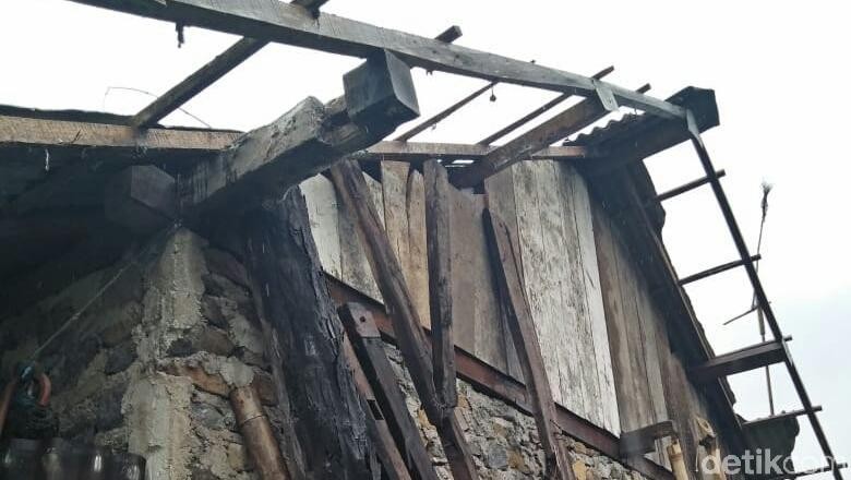 6 Rumah Rusak Dihantam Puting Beliung di Banjarnegara 6 Rumah Rusak Dihantam Puting Beliung di Banjarnegara