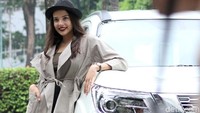 Sang model cantik ini tak canggung berpose didepan kamera para fotografer.