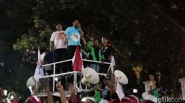 Pendukung Prabowo Nyanyi Lagu Potong Bebek Angsa Fadli Zon di KPU Pendukung Prabowo Nyanyi Lagu Potong Bebek Angsa Fadli Zon di KPU