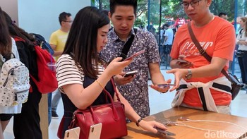 Para calon pembeli sudah mulai antre di Apple Orchard sejak Kamis (20/9) siang. Usai Apple Store dibuka hari Jumat (21/9), mereka langsung asyik menjaja iPhone baru. (Foto: detikINET/Adi Fida Rahman)