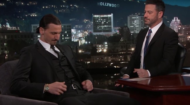 Bintang klub LA Galaxy, Zlatan Ibrahimović, terlihat memakai jam tangan mewah dari Rolex saat hadir menjadi bintang tamu talkshow Jimmy Kimmel. Pesepakbola 36 tahun itu mengenakan jam tangan Rolex GMT Master II yang berbahan emas dan harganya mencapai US$ 80.800 atau sekitar Rp 1,2 miliar. (Foto: Instagram)