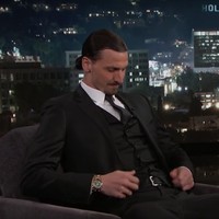 Bintang klub LA Galaxy, Zlatan Ibrahimović, terlihat memakai jam tangan mewah dari Rolex saat hadir menjadi bintang tamu talkshow Jimmy Kimmel. Pesepakbola 36 tahun itu mengenakan jam tangan Rolex GMT Master II yang berbahan emas dan harganya mencapai US$ 80.800 atau sekitar Rp 1,2 miliar. (Foto: Instagram)