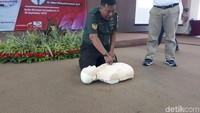 Kalau ini Bapak dari Koramil yang memeragakan memberikan rangsangan nyeri pada korban. Foto: Widiya Wiyanti/detikHealth
