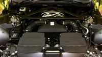 Aston Martin New Vantage dibekali mesin twin turbo V8 yang mampu menghasilkan tenaga sebesar 530 hp dengan torsi maksimal sebesar 685 Nm. Dipadu dengan tiga mode berkendara, yakni Sport, Sport Plus, dan Track.
