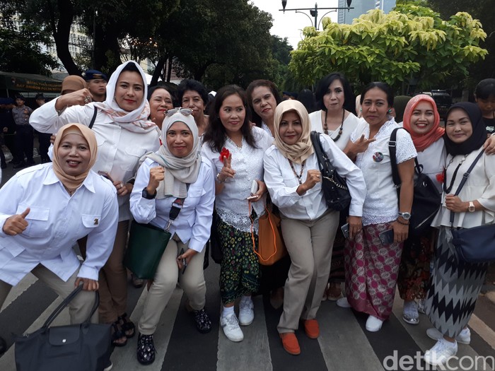 Saat Pendukung Jokowi dan Prabowo Selfie Bareng di KPU