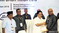 Ketua timses Jokowi-Maruf, Erick Thohir saat berfoto bersama Ketua Timses Prabowo-Sandi Djoko Santoso.
