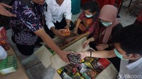 Obat tradisional ilegal ini berhasil ditemukan berkat adanya laporan dari masyarakat sekitar. Petugas PPNS BPOM RI menyampaikan apresiasi karena telah berani melaporkan adanya produk ilegal. (Foto: Khadijah Nur Azizah/detikHealth) 