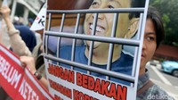 Mereka mendesak KPK dan pemerintah menghentikan fasilitas sel mewah para napi koruptor seperti sel yang dihuni Setya Novanto di Lapas Sukamiskin, Bandung.