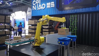 Robot ini digunakan untuk mengepak logistik.  (Foto: detikINET/Rachmatunnisa)