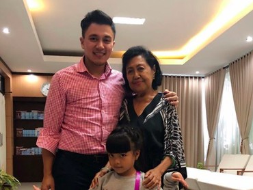 Kedekatan Putri Denada, Shakira dengan Paman dan Neneknya