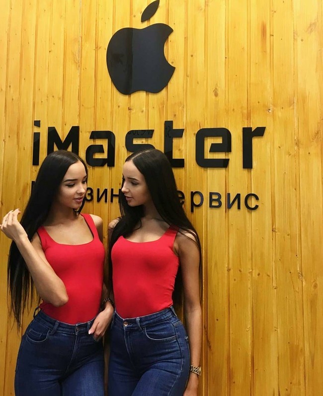 Mereka berdua dikenal sebagai selebgram kembar identik yang berasal dari Kazan, Rusia. Foto: Instagram