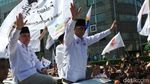 Ambil Nomor Urut, Prabowo Setia Naik Lexus di 2014 dan 2019