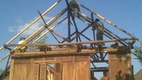 Proses pembangunan sebuah rumah di Bima. Bentuk dan ukuran dalam tata ruangnya harus disesuaikan dengan sifat dan kepribadian si pemilik rumah (Alan Malingi/istimewa)  
