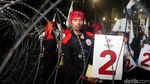 Kegembiraan Para Pendukung Saat Pamer Nomor Urut Pilpres di KPU