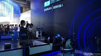 Robot hospitality yang digunakan di perhotelan untuk mengantar makanan atau pakaian.  (Foto: detikINET/Rachmatunnisa)