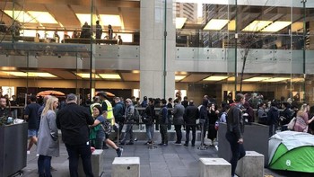 Tak sedikit dari mereka yang rela mengantre semalaman. Foto: Twitter/kieranegan