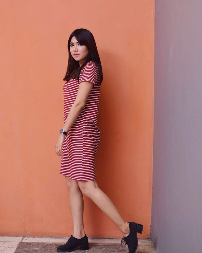 Mengenakan stripe dress merah dan putih yang dipadu padankan dengan ankle boots hitam, Intan pun terlihat memesona. Foto: Instagram @intanampina