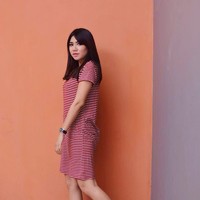 Mengenakan stripe dress merah dan putih yang dipadu padankan dengan ankle boots hitam, Intan pun terlihat memesona. Foto: Instagram @intanampina