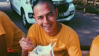 Kata Surya, kelapa muda jadi sumber energinya saat di pantai. Ia pun asyik menyendoki daging kelapa muda di Pantai Pelabuhan Ratu, Sukabumi. Foto: Instagram @suryasahetapy