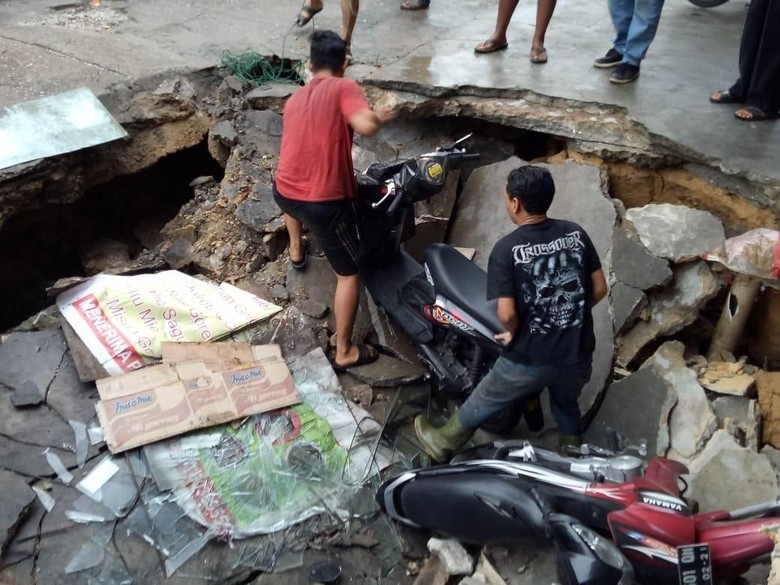 Parkiran di Ruko Pekanbaru Tiba-tiba Ambles, Motor Berjatuhan