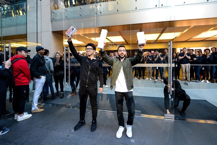 Ini pemilik iPhone XS pertama di dunia. Foto: Reuters Ini pemilik iPhone XS pertama di dunia. Foto: Reuters