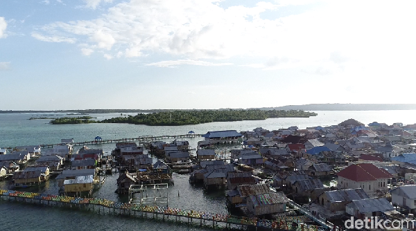 Desa Mola di Pulau Wangi-wangi merupakan pemukiman suku Bajo. Mereka tinggal di rumah-rumah di atas permukaan air (Zaky Fauzi Azhar/detikTravel) Â Desa Mola di Pulau Wangi-wangi merupakan pemukiman suku Bajo. Mereka tinggal di rumah-rumah di atas permukaan air (Zaky Fauzi Azhar/detikTravel) Â
