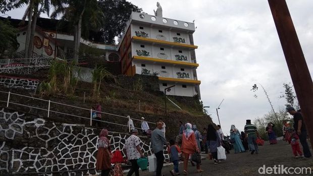Warga di kompleks Makam Ki Mandung.