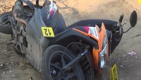 Polisi juga menyita sejumlah barang bukti berupa senjata tajam yang digunakannya dalam membegal dan menusuk anggota. 