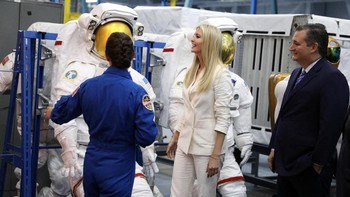 Di sela acara tur nya, Ivanka sempat berbicara dengan awak stasiun ruang angkasa yang sedang terbang 250 mil (402 kilometer) di atas permukaan bumi. Loren Elliott/Reuters.
