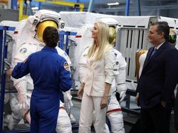 Keceriaan Ivanka Trump Saat Berkunjung ke Kantor NASA