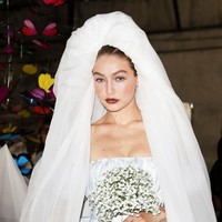 Gigi tampak sangat cantik ketika dia melangkah dengan dramatis di runway dan memamerkan minidress dengan pinggang yang memeluk siluet. Foto: Dok. Getty Images