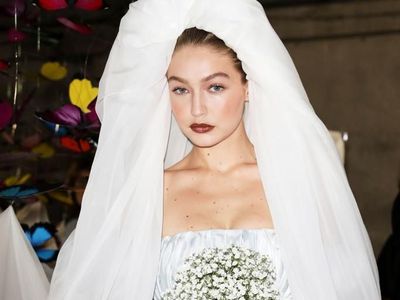 Gigi Hadid Jadi Pengantin di Milan, Kupu-kupu Bawa Terbang Veil-nya