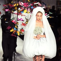 WOW @ITSJEREMYSCOTT WHAT A MOMENT. To my amazing friend J, I feel so grateful and honored any time I get to be a part of your creative vision. Every season one of my greatest highlights is getting to learn about your newest story, inspiration, & process. I love your fearlessness, YOUR MIND. When I think you could never be more fun & creative, you do it again. Thank you so much for letting me close this amazing show tonight! tulisnya mengagumi karya sang desainer. Foto: Dok. Getty Images