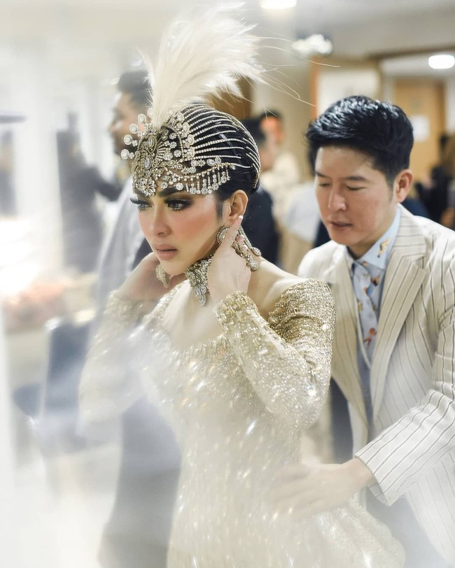 Desainer Sebastian Gunawan ikut terlibat mempercantik penampilan Syahrini di konser Jambul Khatulistiwa. Ia membuatkan gaun emas yang dihiasi payet untuk sang pelantun Sesuatu. Foto: Dok. Instagram @riomotret