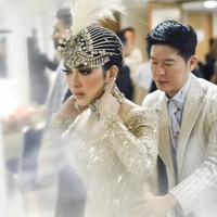 Desainer Sebastian Gunawan ikut terlibat mempercantik penampilan Syahrini di konser Jambul Khatulistiwa. Ia membuatkan gaun emas yang dihiasi payet untuk sang pelantun Sesuatu. Foto: Dok. Instagram @riomotret