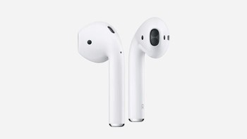 1. Apple Airpods - USD 159: Tidak lagi memiliki colokan headphone standar, Airpods menjadi pilihan buat iPhone terbaru, yang dimulai dari iPhone 8. Harganya tidak murah, USD 159 di Amerika Serikat. Kualitas suaranya menimbulkan pro kontra, demikian pula desainnya. Foto: Apple