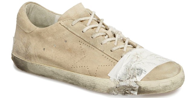 Brand fashion high end Golden Goose kembali merilis sneakers dengan kondisi kotor dan dihiasi tambalan. Sneaker ini menjadi kontroversi di dunia maya karena harga jualnya yang sungguh fantastis yaitu US$ 530 atau sekitar Rp 7,8 juta. Sepatu terbaru dari Golden Goose ini oleh netizen dianggap mengolok-olok orang miskin. Foto: Dok. Golden Goose