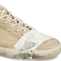 Brand fashion high end Golden Goose kembali merilis sneakers dengan kondisi kotor dan dihiasi tambalan. Sneaker ini menjadi kontroversi di dunia maya karena harga jualnya yang sungguh fantastis yaitu US$ 530 atau sekitar Rp 7,8 juta. Sepatu terbaru dari Golden Goose ini oleh netizen dianggap mengolok-olok orang miskin. Foto: Dok. Golden Goose
