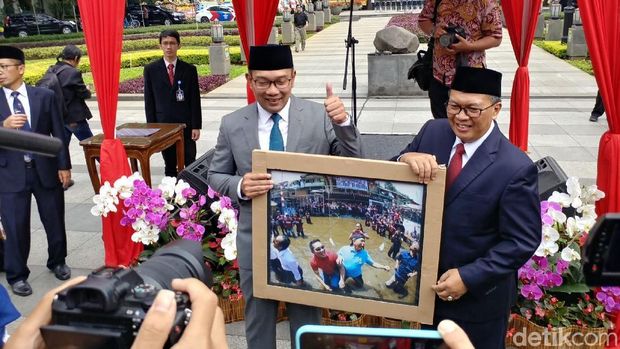 Ridwan Kamil ke Mang Oded: Semua akan Indah Pada Waktunya