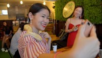 Traveler bisa mengajak aneka jenis ular di kafe ini buat berfoto bersama. Reptil-reptil ini didatangkan langsung dari Bangkok, Thailand (AFP/GETTY IMAGES) 