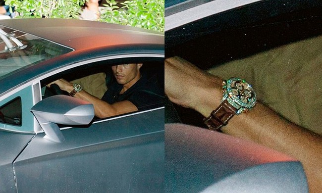 Sebelum dikalahkan Lionel Messi, Cristiano Ronaldo lah pemain bola dengan pendapatan tertinggi di dunia. Begitu kaya-raya, Ronaldo pun memiliki jam tangan berhiaskan berlian 15,25 karat dari brand asal New York, Jacob & Co. Jam tangan edisi terbatas yang pernah dipakainya saat mengendarai mobil mewahnya itu harganya mencapai US$ 130 ribu atau sekitar Rp 1,9 miliar. (Foto: Instagram)