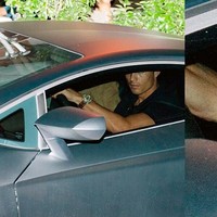 Sebelum dikalahkan Lionel Messi, Cristiano Ronaldo lah pemain bola dengan pendapatan tertinggi di dunia. Begitu kaya-raya, Ronaldo pun memiliki jam tangan berhiaskan berlian 15,25 karat dari brand asal New York, Jacob & Co. Jam tangan edisi terbatas yang pernah dipakainya saat mengendarai mobil mewahnya itu harganya mencapai US$ 130 ribu atau sekitar Rp 1,9 miliar. (Foto: Instagram)