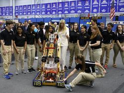 Keceriaan Ivanka Trump Saat Berkunjung ke Kantor NASA