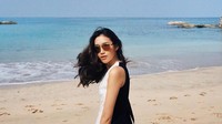 Ploypayap berbisnis sepatu hingga kacamata. Jadi jangan heran kalau dia main ke pantai selalu pakai kacamata yang kece-kece (Instagram/@ploypayap_s)  
