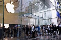 Penjualan Turun, Kapitalisasi Apple iPhone Menguap Rp 794 T