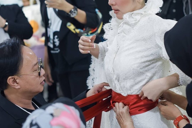 Cape lace mewah dengan pengaruh era Victoria pada bagian kerah dirancang oleh desainer Eddy Betty. Foto: Dok. Instagram @riomotret