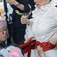 Cape lace mewah dengan pengaruh era Victoria pada bagian kerah dirancang oleh desainer Eddy Betty. Foto: Dok. Instagram @riomotret